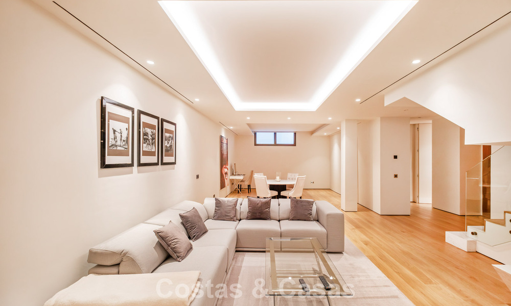 Eersteklas duplex appartement op de begane grond te koop in een verfijnde resort-stijl complex op Marbella’s Golden Mile 774361