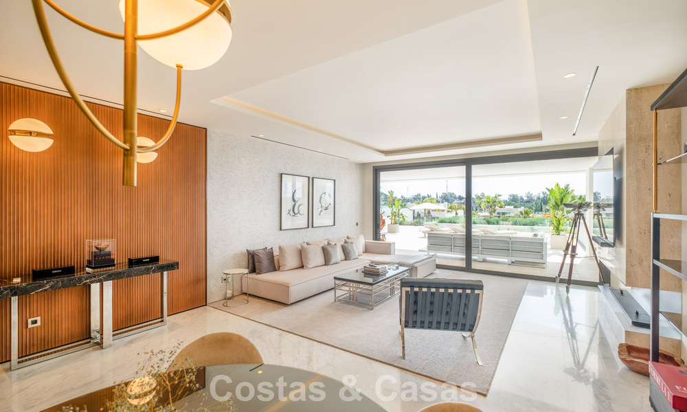 Eersteklas duplex appartement op de begane grond te koop in een verfijnde resort-stijl complex op Marbella’s Golden Mile 774363