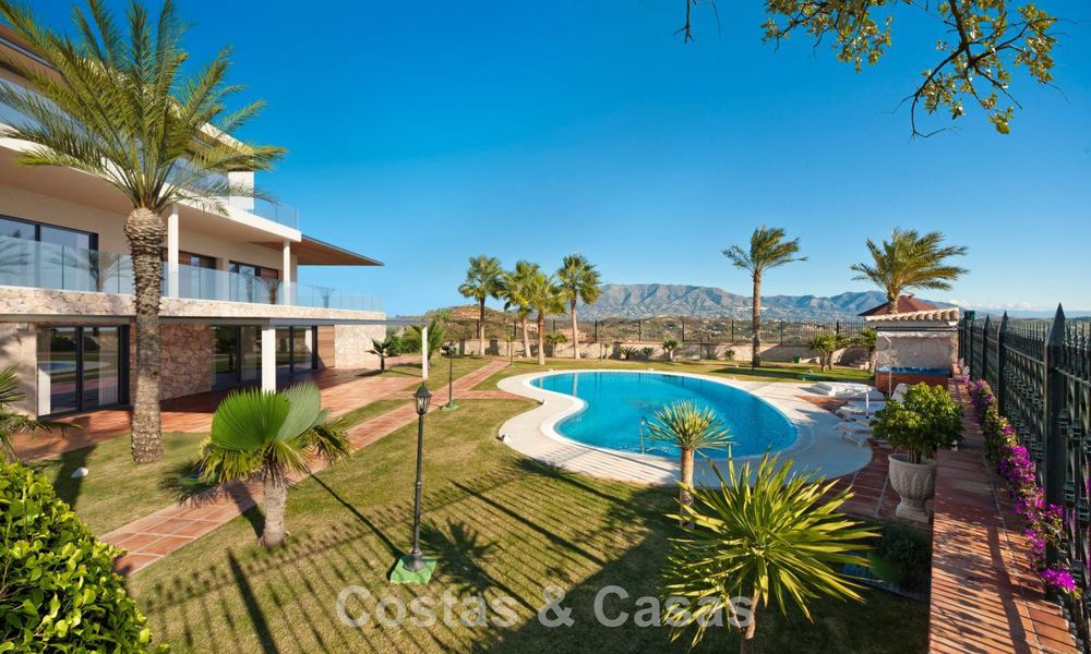 Indrukwekkend landgoed te koop, grenzend aan de golfbaan in Mijas, Costa del Sol 774469