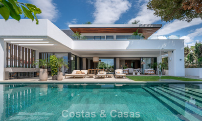 High-end, beachside villa met dakterras en jacuzzi waarvan zeezicht te koop ten oosten van Marbella centrum 799187