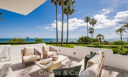 Exclusief gerenoveerd frontlinie strand appartement met direct zeezicht te koop op de New Golden Mile, Estepona Oost 799570