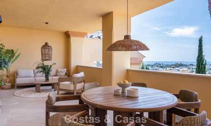 Gemoderniseerd appartement met zeezicht te koop op loopafstand van Puerto Banus en het strand in Nueva Andalucia, Marbella 799801