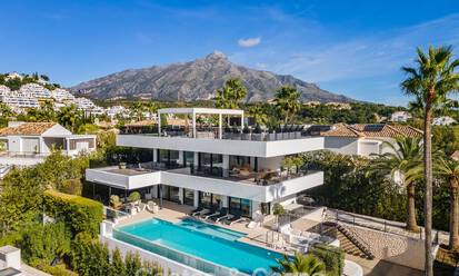 Gesofisticeerde luxevilla te koop met panoramisch uitzicht in Nueva Andalucia’s begeerde golfvallei, Marbella 800333